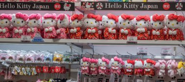 Tokyo, Japonya - 5 Mayıs 2018. Bir Shibuya dükkanında rafta Hello Kitty oyuncaklar