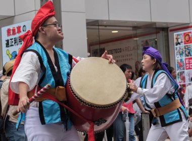 Tokyo, Japonya - 29 Temmuz 2018. A down sendromu erkek katılımcılar EISA Shinjuku Festivali'nde yordamları gerçekleştirirken taiko davul dayak.