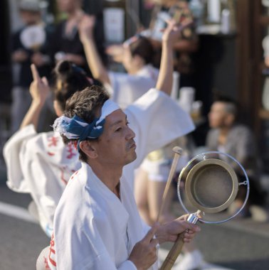 Tokyo, Japonya - 19 Ağustos 2018. Geleneksel kane oynamak müzisyen eşlik eden dans topluluğu sokakta Shimokitazawa Awa Odori Festivali sırasında çan.