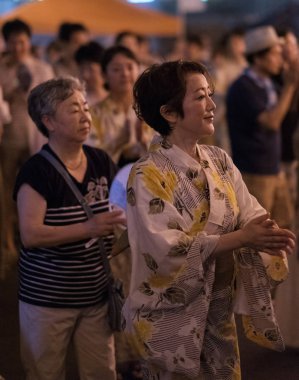 Tokyo, Japonya - 12 Ağustos 2018. Geleneksel yukata Shimokitazawa mahallede Bon Odori şenlikte gece dans dansçılar.