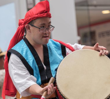Tokyo, Japonya - 29 Temmuz 2018. A down sendromu erkek katılımcılar EISA Shinjuku Festivali'nde yordamları gerçekleştirirken taiko davul dayak.