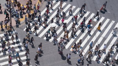 İnsanlar Japonya'da yol geçiş