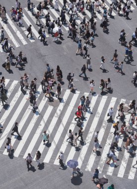 İnsanlar Japonya'da yol geçiş