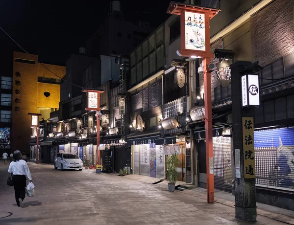 2018 東京都 地元の人や外国人観光客における歩行浅草夜の路地を戻る — ストック写真