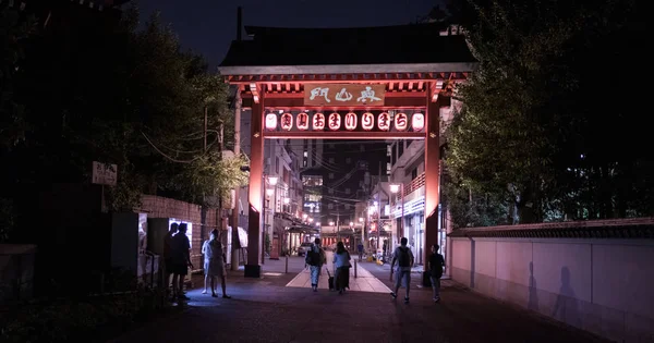 Tokyo Japonya Ağustos 2018 Turist Asakusa Bölgesinde Gece Sensoji Tapınağı — Stok fotoğraf