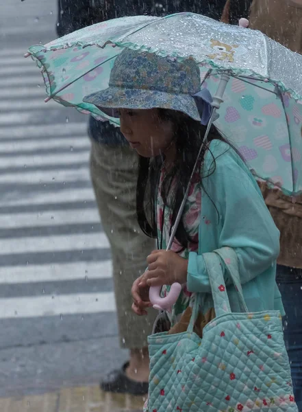 Tokyo Japan July 29Th 2018 Japanese Girl Crossing Street Umbrella — Stock Photo, Image