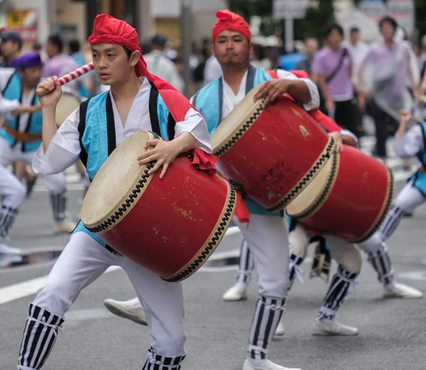 Tokyo Japan Juli 2018 Teilnehmer Schlagen Taiko Trommeln Während Sie — Stockfoto