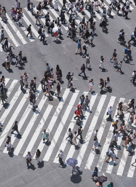 日本では 道路を渡る人々 — ストック写真