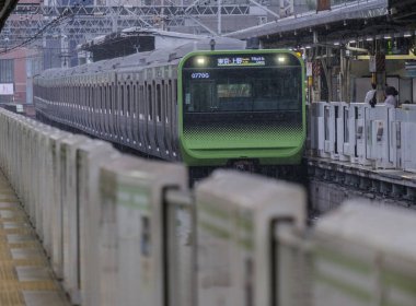 Tokyo, Japonya - 16 Eylül 2018. Japonya demiryolu Yamanote satır banliyö treni Yurakucho İstasyonu.