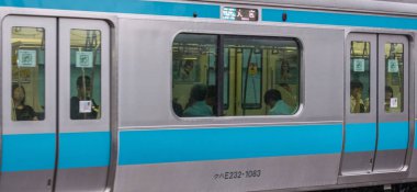 Tokyo, Japonya - 16 Eylül 2018. Japonya demiryolu Keihin Tohoku satır banliyö treni Yurakucho İstasyonu.