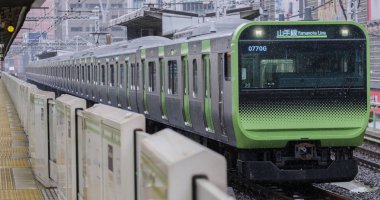 Tokyo, Japonya - 16 Eylül 2018. Japonya demiryolu Yamanote satır banliyö treni Yurakucho İstasyonu.