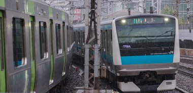 Tokyo, Japonya - 16 Eylül 2018. Japonya demiryolu Keihin Tohoku satır banliyö treni Yurakucho İstasyonu.