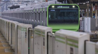 Tokyo, Japonya - 16 Eylül 2018. Japonya demiryolu Yamanote satır banliyö treni Yurakucho İstasyonu.