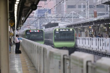Tokyo, Japonya - 16 Eylül 2018. Japonya demiryolu Yamanote satır banliyö treni Yurakucho İstasyonu.