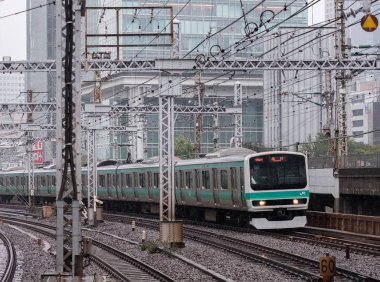 Tokyo, Japonya - 16 Eylül 2018. Ueno Tokyo hat banliyö treni Yurakucho İstasyonu.