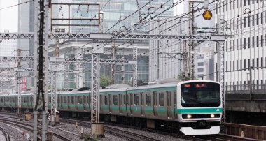 Tokyo, Japonya - 16 Eylül 2018. Ueno Tokyo hat banliyö treni Yurakucho İstasyonu.