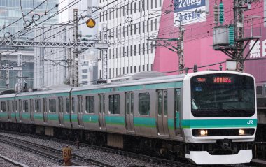 Tokyo, Japonya - 16 Eylül 2018. Ueno Tokyo hat banliyö treni Yurakucho İstasyonu.