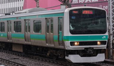 Tokyo, Japonya - 16 Eylül 2018. Ueno Tokyo hat banliyö treni Yurakucho İstasyonu.