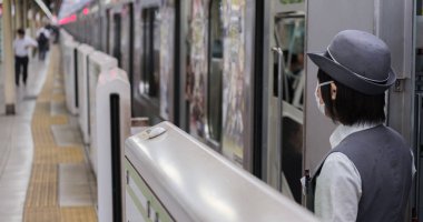 Tokyo, Japonya - 16 Eylül 2018. Japonya demiryolu Yamanote satır banliyö tren kadın orkestra şefi Yurakucho İstasyonu.