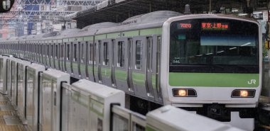 Tokyo, Japonya - 16 Eylül 2018. Işık sabah çiseleyen yağmur sırasında Japonya demiryolu Yamanote satır banliyö treni Yurakucho İstasyonu.