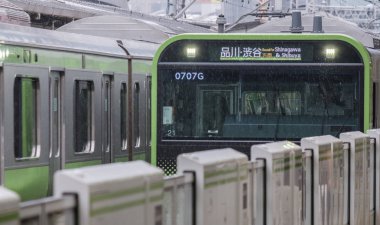 Tokyo, Japonya - 16 Eylül 2018. Işık sabah çiseleyen yağmur sırasında Japonya demiryolu Yamanote satır banliyö treni Yurakucho İstasyonu.