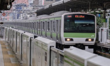 Tokyo, Japonya - 16 Eylül 2018. Işık sabah çiseleyen yağmur sırasında Japonya demiryolu Yamanote satır banliyö treni Yurakucho İstasyonu.