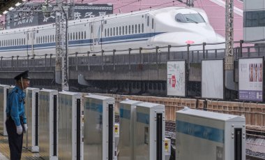 Tokyo, Japonya - 16 Eylül 2018. Yurakucho Tren İstasyonu güvenlik görevlisi terminal platformunda iş başında.