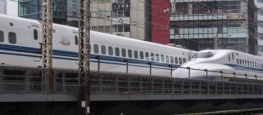 Tokyo, Japonya - 16 Eylül 2018. Japonya yüksek hızlı tren Yurakucho istasyonu geçen.