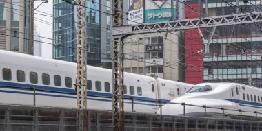 Tokyo, Japonya - 16 Eylül 2018. Japonya yüksek hızlı tren Yurakucho istasyonu geçen.