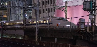 Tokyo, Japonya - 15 Eylül 2018. Japonya yüksek hızlı tren Yurakucho İstasyonu demiryolu parça gece geçerken görüntünün bulanık hareket.