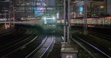 Tokyo, Japonya - 15 Eylül 2018. Doğu Japonya demiryolu Yamanote hattı aracılığıyla Yurakucho istasyonu geçen geceleri izler..