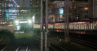 Tokyo, Japonya - 15 Eylül 2018. Doğu Japonya demiryolu Yamanote hattı aracılığıyla Yurakucho istasyonu geçen geceleri izler..