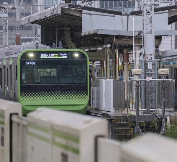 2018 東京都 有楽町駅で日本鉄道山手線通勤電車 — ストック写真