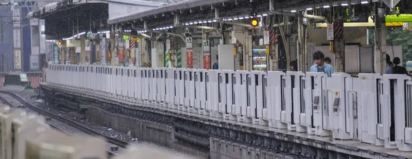 Tokyo Japan September 2018 Pendler Bahnsteig Des Bahnhofs Yurakucho — Stockfoto