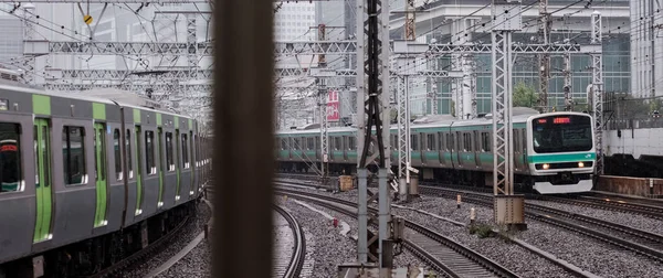 2018 東京都 有楽町駅で上野東京ライン通勤電車 — ストック写真