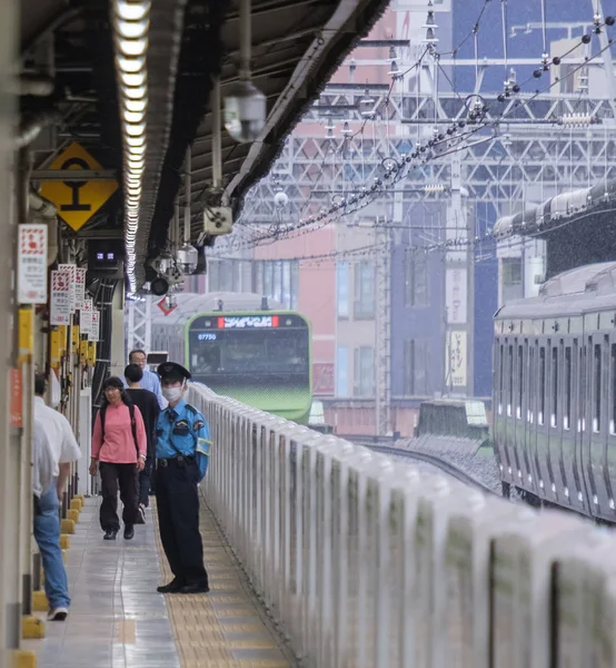 Tokyo Giappone Settembre 2018 Guardia Sicurezza Della Stazione Ferroviaria Yurakucho — Foto Stock