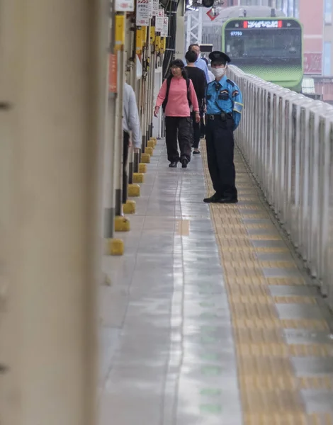 Tokio Japón Septiembre 2018 Guardia Seguridad Estación Ferroviaria Yurakucho Trabajando — Foto de Stock