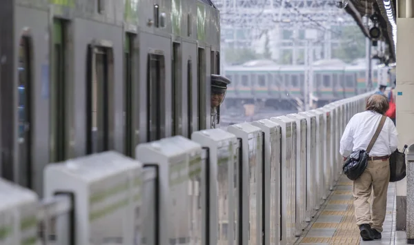 Tokyo Giappone Settembre 2018 Pendolari Piattaforma Stazione Yurakucho — Foto Stock