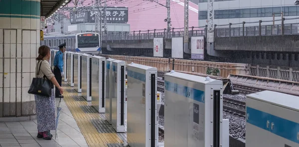 Tokyo Giappone Settembre 2018 Pendolari Piedi Alla Stazione Yurakucho Piattaforma — Foto Stock