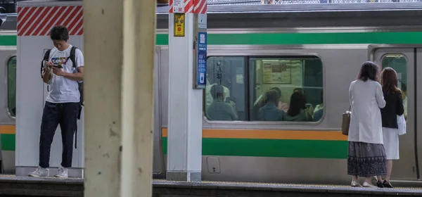 Токіо Японія Вересня 2018 Пасажири Які Стоять Біля Shinagawa Перон — стокове фото