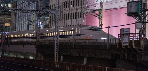 2018 東京都 夜の有楽町駅の線路を通過する日本高速弾丸列車のぼやけた映像 — ストック写真