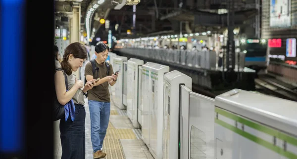 Tokyo Japan September 2018 Pendlare Som Väntar Ett Tåg Yurakucho — Stockfoto