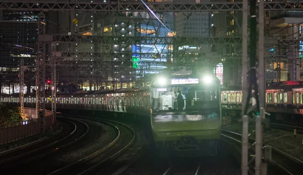 2018 東京都 Thorugh 有楽町駅を通る東日本鉄道山手線追跡の夜 — ストック写真