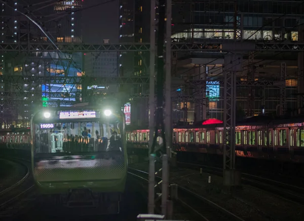 Tokyo, Japonya - 15 Eylül 2018. Doğu Japonya demiryolu Yamanote hattı aracılığıyla Yurakucho istasyonu geçen geceleri izler..