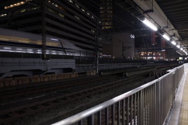 Tokyo, Japonya - 15 Eylül 2018. Japonya yüksek hızlı tren Yurakucho İstasyonu demiryolu parça gece geçerken görüntünün bulanık hareket.