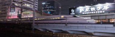 Tokyo, Japonya - 15 Eylül 2018. Japonya yüksek hızlı hızlı tren Yurakucho İstasyonu demiryolu parça geceleri geçiyor. Seçici odak.