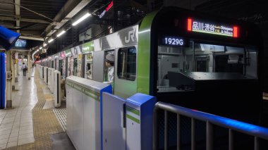 Tokyo, Japonya - 15 Eylül 2018. Doğu Japonya demiryolu Yamanote hattı aracılığıyla Yurakucho istasyonu geçen geceleri izler..