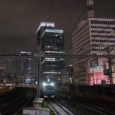 Tokyo, Japonya - 15 Eylül 2018. Geceleri thorugh Yurakucho istasyonu geçen Doğu Japonya demiryolu Keihin Tohoku satırının bulanık hareket izler..