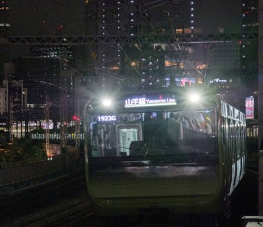 Tokyo, Japonya - 15 Eylül 2018. Doğu Japonya demiryolu Yamanote hattı aracılığıyla Yurakucho istasyonu geçen geceleri izler..