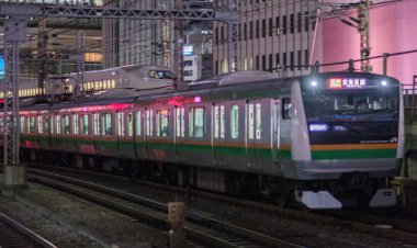 Tokyo, Japonya - 15 Eylül 2018. Doğu Japonya demiryolu Shonan Shinjuku satır thorugh Yurakucho istasyonu geçen geceleri izler..